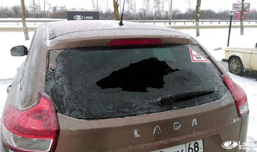 Почему лопнуло заднее стекло на Lada XRAY