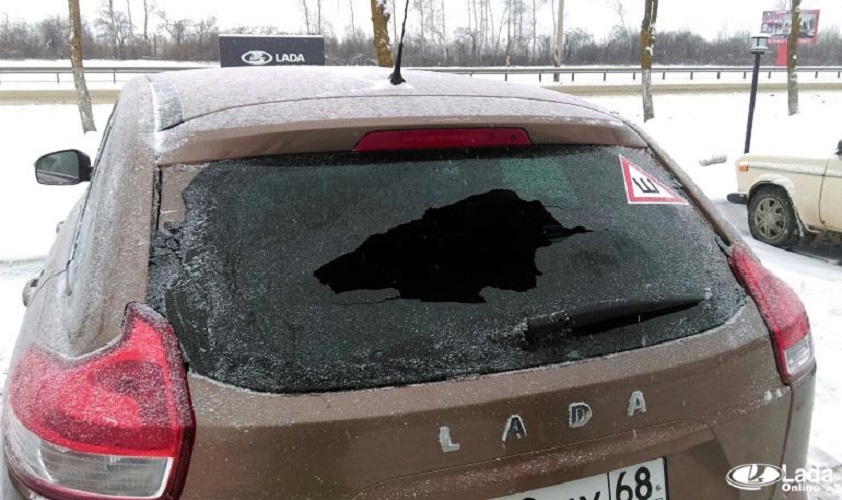 Стекает заднее. Lada XRAY заднее стекло. Лопнуло заднее стекло. Разбилось заднее стекло автомобиля. Лопнуло заднее стекло в автомобиле.