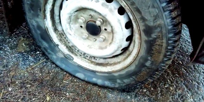 Как поменять колесо без домкрата?