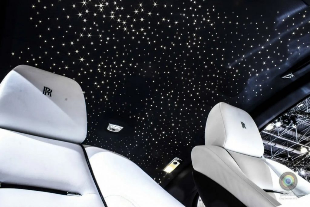 Преимущества установки звездного неба в потолок машины.