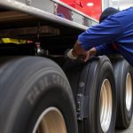 Срочная замена чулка полуприцепов: что делать, если защитный кожух порвался прямо на ходу