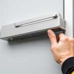 Правильная установка = долгая служба: почему монтаж доводчиков предпочтителен в сервисном центре?