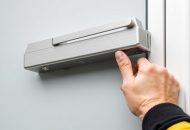 Правильная установка = долгая служба: почему монтаж доводчиков предпочтителен в сервисном центре?