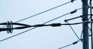 Осмотр высоковольтных проводов: трещины и сопротивление